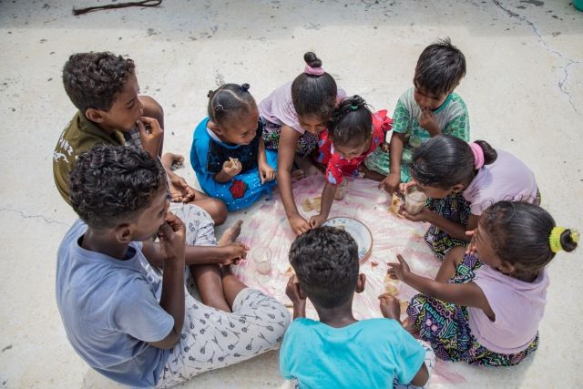 A group of children sharing a meal in Hadramout, Yemen. ©FAO.